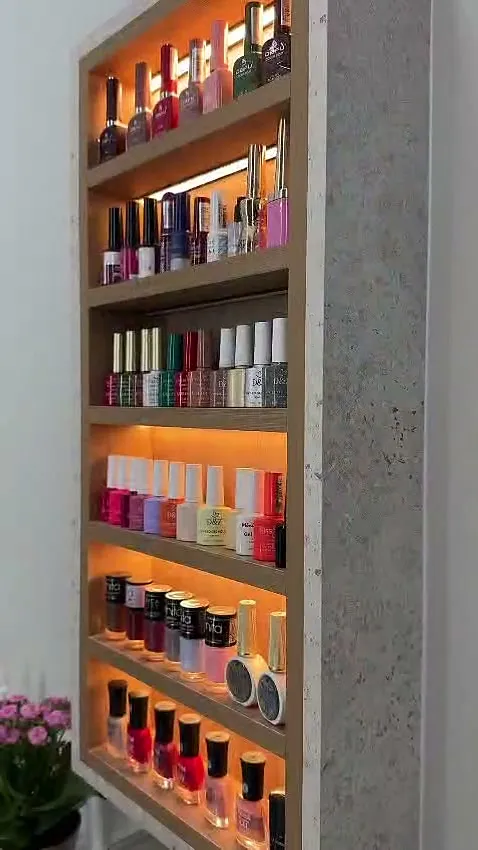 Prateleira iluminada com a coleção de esmaltes da clínica