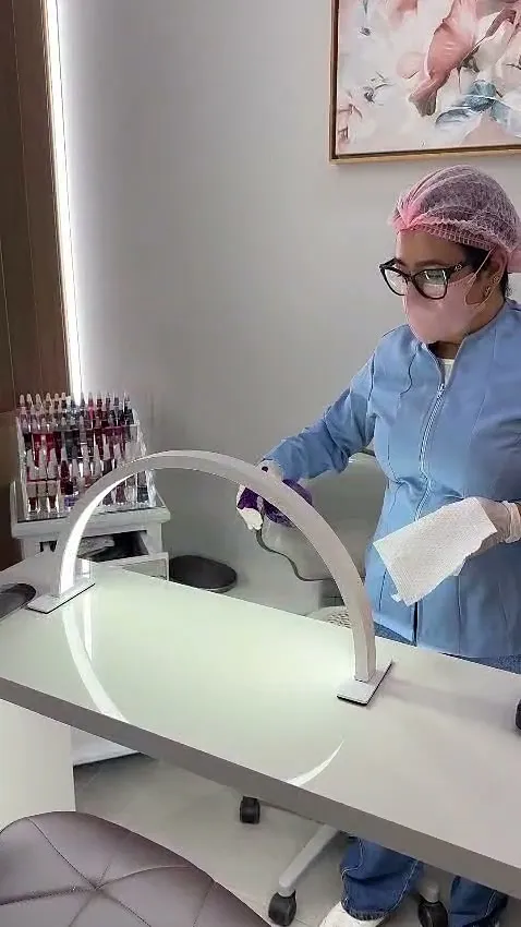 Higienização e proteção da bancada de atendimento com filme plástico