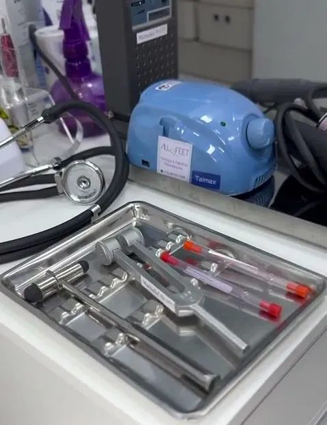 Bandeja com instrumentais de podologia esterilizados
