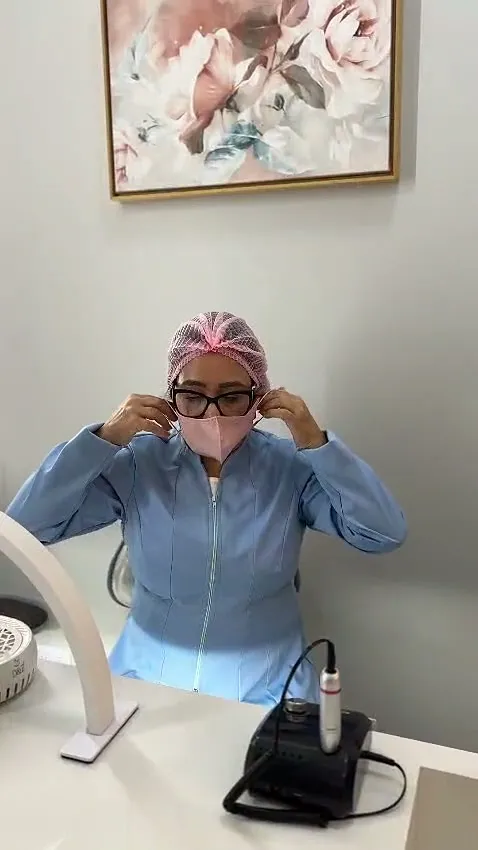 Profissional do Espaço Forma Viva colocando a touca antes de iniciar o atendimento