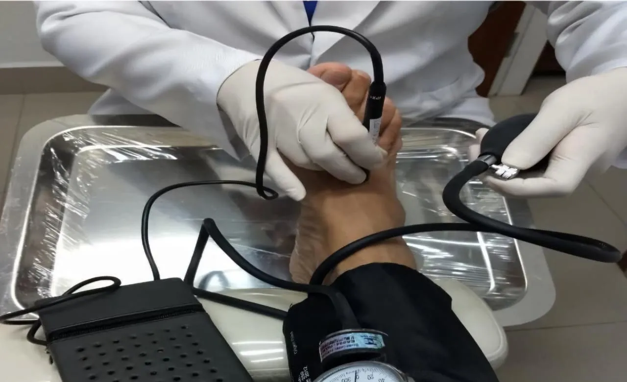 Doppler vascular e manguito no tornozelo durante a aferição do índice tornozelo-braquial