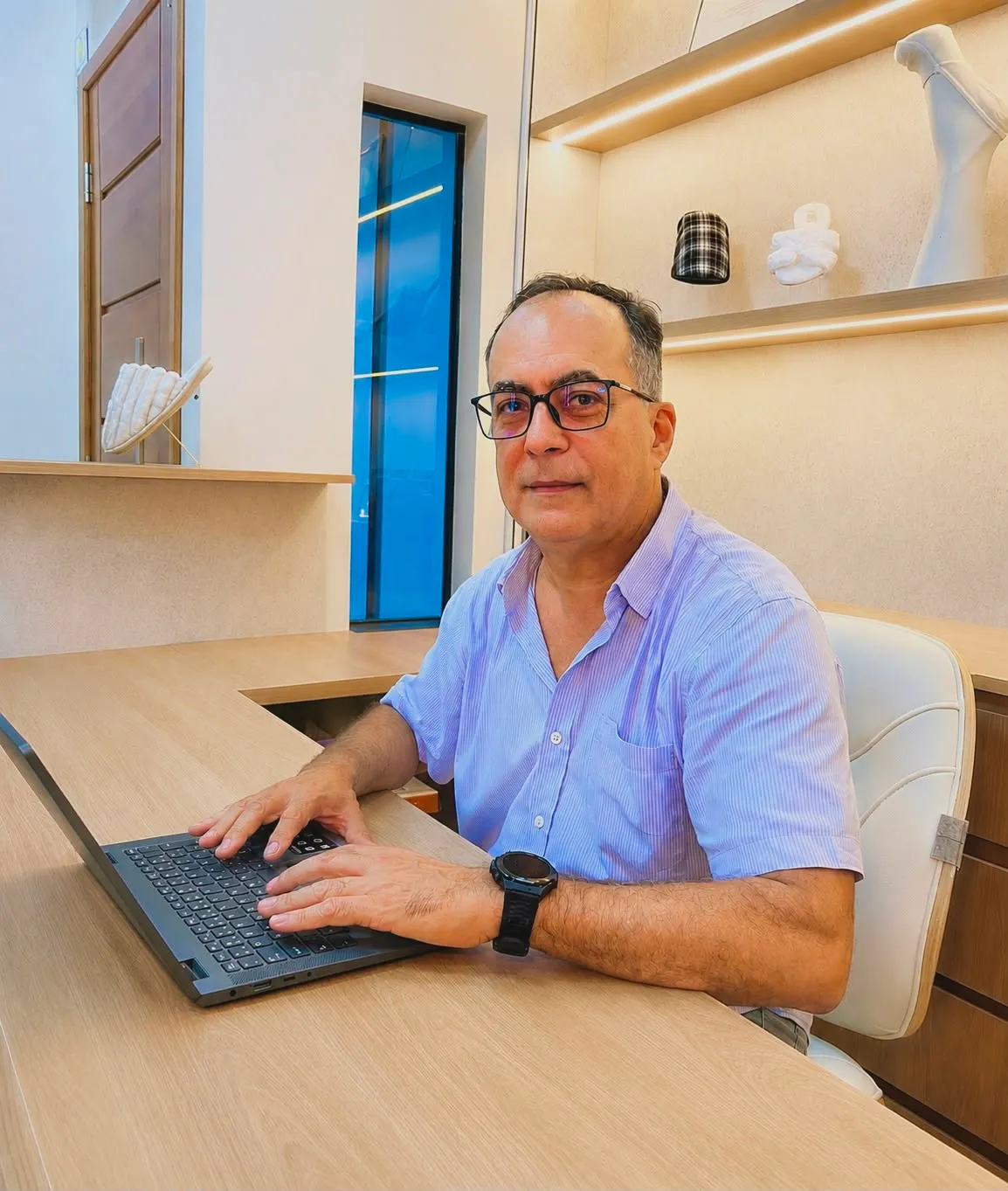 Paulo Roberto, responsável pela administração, na recepção do Espaço Forma Viva