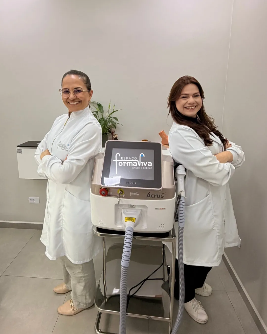 Marisabel Henrique e a equipe do Espaço Forma Viva ao lado do aparelho de laser da clínica