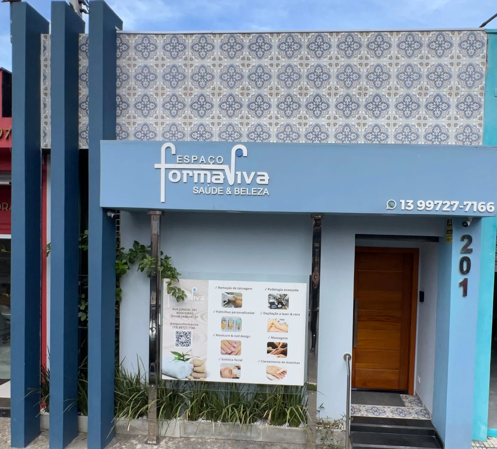 Fachada azul do Espaço Forma Viva Saúde e Beleza na R. Jundiaí, 201, em Praia Grande, com o letreiro da marca e o adesivo de serviços no vidro